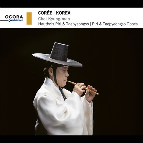Es zeigt einen Musiker in traditioneller koreanischer Kleidung, der eine Flöte spielt. Oberhalb steht: "Corée | Korea".