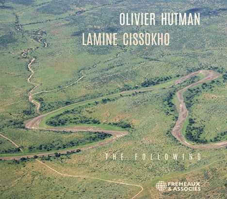Olivier Hutman, Lamine Cissokho, The Following. Luftaufnahme einer grünen Landschaft mit geschwungenen, staubigen Wegen.
