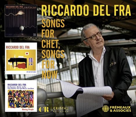 Titel: "RICCARDO DEL FRA. SONGS FOR CHET, SONGS FOR NOW." Albumcover-Collage. Mann in Anzug mit Partitur in der Hand.
