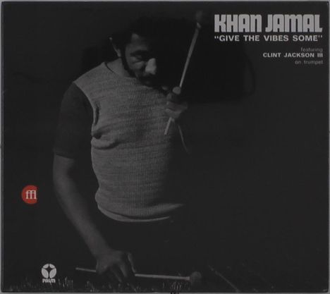 "Khan Jamal 'Give the Vibes Some' featuring Clint Jackson III on trumpet." Schwarzweiß-Foto von einem Mann mit Vibraphon-Schlägel.