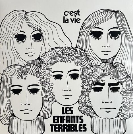 Text: "c'est la vie, LES ENFANTS TERRIBLES". Illustration von fünf stilisierten Gesichtern mit großen Augen und dicken Lippen.