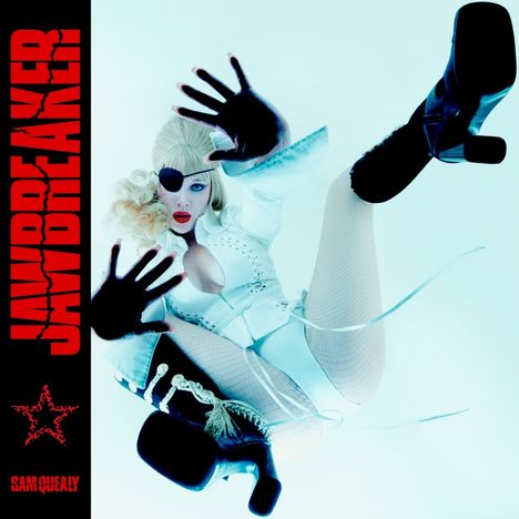 "JAWBREAKER" vertikal in Rot, “SAM QUEALY” unten. Eine Person in weiß mit Augenklappe und schwarzen Stiefeln in dynamischer Pose.