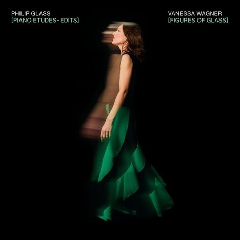 Texte: Philip Glass [Piano Etudes - Edits], Vanessa Wagner [Figures of Glass]. Frau im langen, grünen Kleid, Bewegungseffekt.
