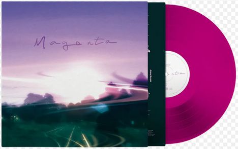 Text „Magenta“ auf einem Plattencover. Im Hintergrund ein verschwommener Sonnenuntergang. Magentafarbene Schallplatte.