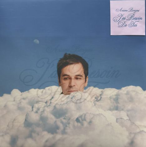 Text: "J'ai Besoin De Toi". Ein Kopf taucht aus Wolken auf, dahinter ein blauer Himmel mit einer kleinen sichtbaren Mondsichel.