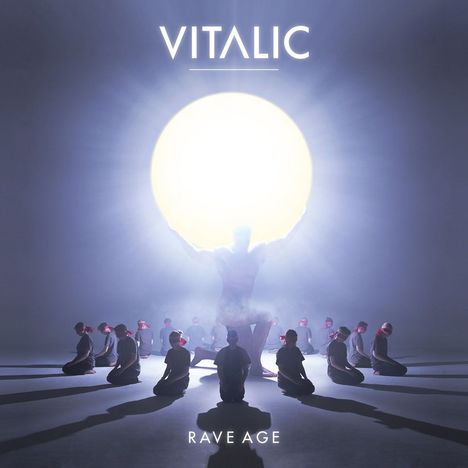 „VITALIC“ oben und „RAVE AGE“ unten. Mensch hebt großen leuchtenden Ball, umgeben von knienden Menschen mit verbundenen Augen.