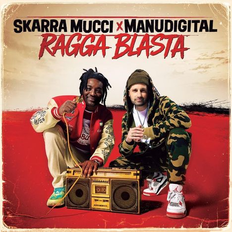 "Skarra Mucci x Manudigital RAGGA BLASTA" steht oben. Zwei Männer posieren entspannt neben einem gelben Ghettoblaster.