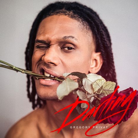 Text: "Darling, Gregory Privat". Ein Mann mit Dreadlocks hält eine Rose im Mund und zwinkert.