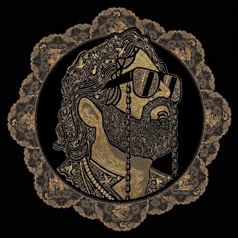 Illustration eines bärtigen Mannes mit Sonnenbrille, umgeben von kunstvollen, goldenen Ornamenten auf schwarzem Hintergrund.