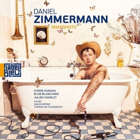 „DANIEL ZIMMERMANN SNAPSHOTS“. Ein Mann mit Cowboyhut in einer Badewanne, umgeben von Schmetterlingen und Pflanzen.