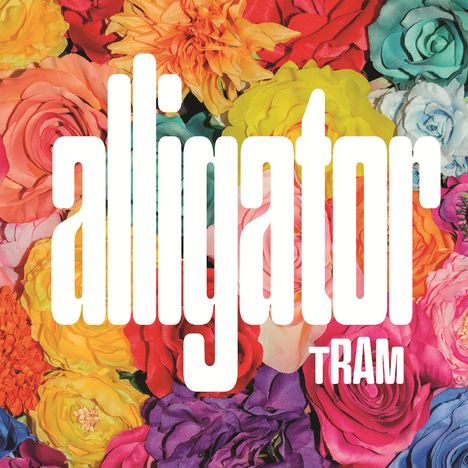 Text: "alligator TRAM". Hintergrund: Bunte Blumen in lebendigen Farben.