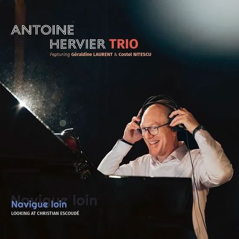 "ANTOINE HERVIER TRIO" in Weiß und Rot. Unten links "Navigue loin." Mann mit Kopfhörern lächelnd am Klavier.