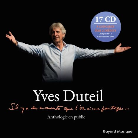 „17 CD, 9 Concerts dont 2 inédits“, Yves Duteil öffnet die Arme, in einem eleganten Hemd vor dunklem Hintergrund.