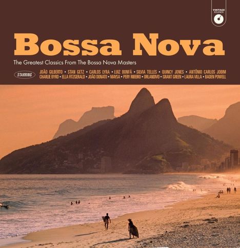 Text: „Bossa Nova: The Greatest Classics From The Bossa Nova Masters“. Darunter eine Küstenszene bei Sonnenuntergang.