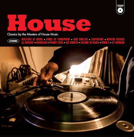 "House Classics by the Masters of House Music" steht groß. Im Hintergrund ein DJ mit Plattenspieler, warme Beleuchtung.