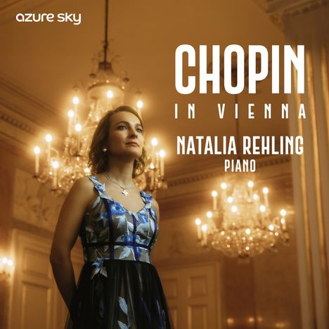 „Chopin in Vienna“, „Natalia Rehling Piano“. Frau in elegantem Kleid, steht in sichtlich prunkvollem Raum mit Kronleuchter.