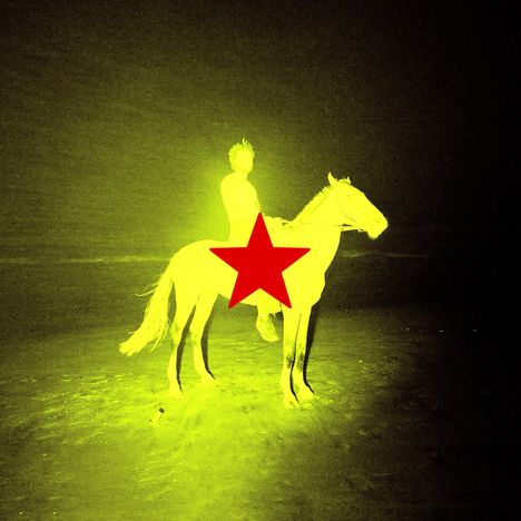 Ein Mensch auf einem Pferd ist in gelbem Licht zu sehen, überlagert von einem roten Stern.