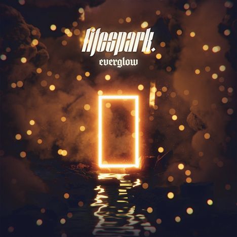 Text: "lifespark." und "everglow". Ein leuchtendes, rechteckiges Portal in einer nebligen dunklen Umgebung.