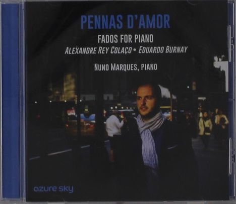 Oben steht "PENNAS D'AMOR", darunter "FADOS FOR PIANO". Ein Mann im Anzug mit Schal in einer belebten Straße.