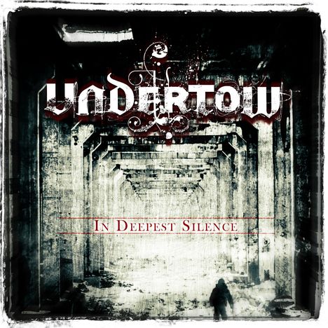 Text: "UNDERTOW" und "IN DEEPEST SILENCE". 
Eine düstere, strukturierte Szenerie mit einem Schattenriss einer Person unten.