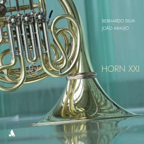 Text: „Bernardo Silva, João Araújo, HORN XXI“. Eine Nahaufnahme eines glänzenden Waldhorns vor einem blauen Hintergrund.