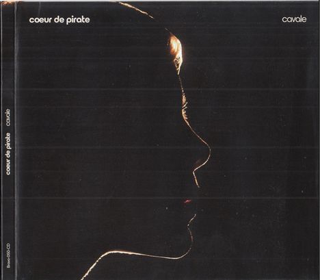 "coeur de pirate - cavale" in weißem Text auf schwarzem Hintergrund, Seitenprofil einer Person im Licht dargestellt.