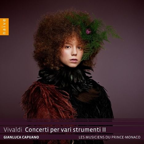 „Vivaldi Concerti per vari strumenti II“, darunter „Gianluca Capuano“. Junge Person in Federn und Pflanzen dekoriert.