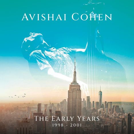 "AVISHAI COHEN, THE EARLY YEARS 1998-2001" über einer Skyline, mit transparentem Kontrabassspieler im Hintergrund.