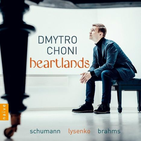 „Dmytro Choni, Heartlands“ steht über einem Mann, der nachdenklich auf einem Stuhl sitzt. Unten: Schumann, Lysenko, Brahms.