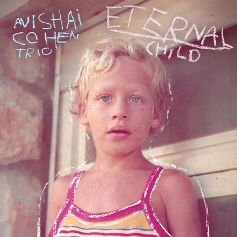 Texte: "AVISHAI COHEN TRIO" und "ETERNAL CHILD". Kleines Kind mit blonden Haaren und Streifenshirt. Vintage-Stil.