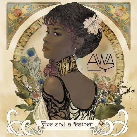 „Five and a feather“ und „AWA LY“. Eine Frau in einem kunstvollen Stil, umgeben von Blumen und Federn.