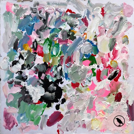 Ein kreisförmiges Logo mit einem schwarzen Raben unten rechts. Bunte, chaotische Pinselstriche füllen die Fläche.