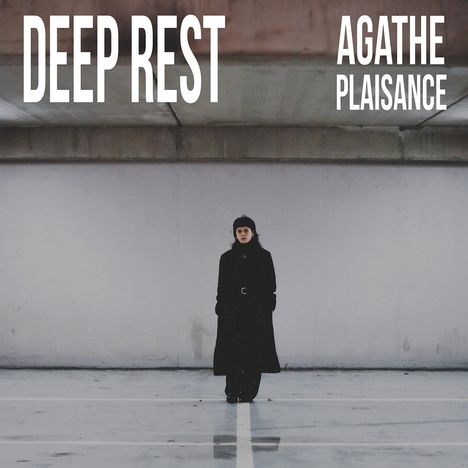 "DEEP REST" und "AGATHE PLAISANCE" in weißer Schrift. Eine Person in dunkler Kleidung steht in einem leeren Parkhaus.
