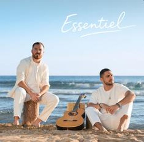 Text: "Essentiel". Zwei Männer in weißer Kleidung am Strand mit Gitarre zwischen ihnen, sitzen vor dem Meer.