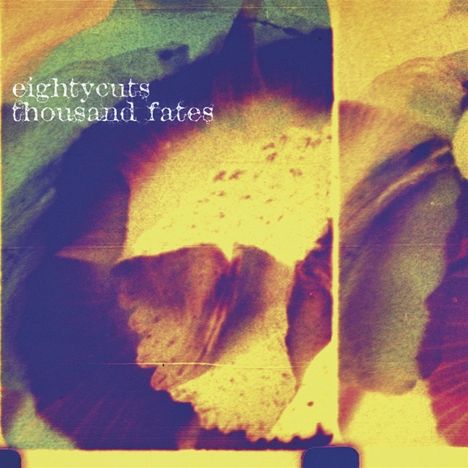 Text: "eightycuts thousand fates". Abstrakt in Gelb, Lila und Blau gehalten.