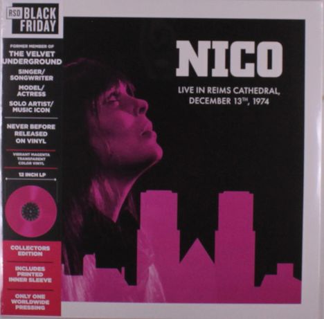 "NICO LIVE IN REIMS CATHEDRAL, DECEMBER 13TH, 1974". Ein Gesicht in Magenta, starke Kontraste, mit Stadt-Silhouette.