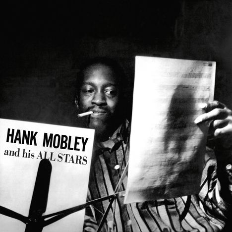 „HANK MOBLEY and his ALL STARS“ steht auf einem Notenständer. Ein Mann im gestreiften Hemd hält Notenblätter.