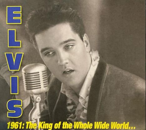 "ELVIS" steht vertikal links, unten: "1961: The King of the Whole Wide World...". Schwarz-Weiß-Bild eines Mannes am Mikrofon.