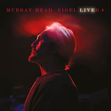 Text: "MURRAY HEAD NIGEL LIVED +". Ein Mann im Profil, beleuchtet von rotem Licht, vor schwarzem Hintergrund.