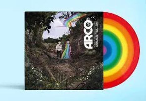 ARCO von Arnaud Toulon. Zwei Figuren stehen im Wald unter einem Regenbogen.