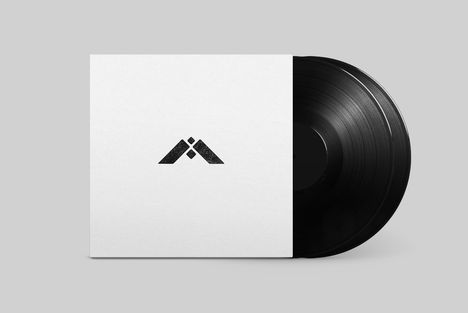 Schwarze Schallplatte in weißer Hülle mit minimalistischem Logo in Dreiecksform auf der Vorderseite.
