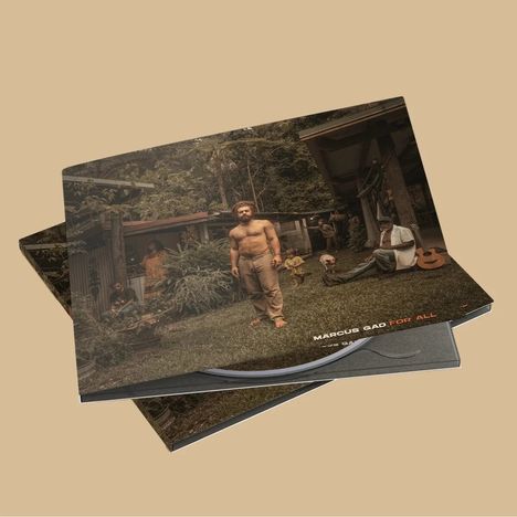 „MARCUS GAD FOR ALL“ steht unten rechts. Ein Mann mit nacktem Oberkörper steht im Gras vor einem Haus im Grünen.