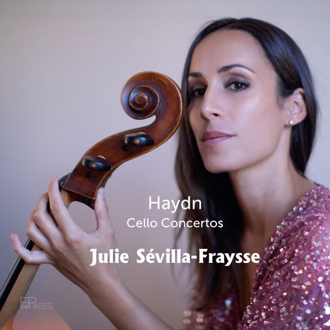 "Haydn Cello Concertos Julie Sévilla-Fraysse." Eine Frau hält ein Cello und blickt nachdenklich zur Seite.
