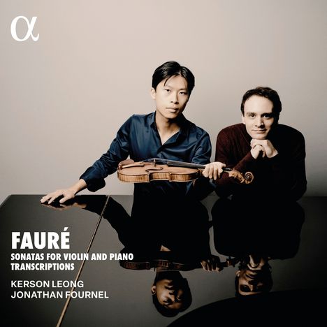 Texte: "FAURÉ Sonatas for Violin and Piano Transcriptions Kerson Leong Jonathan Fournel". Zwei Männer, einer mit Geige, sitzen an einem Klavier.