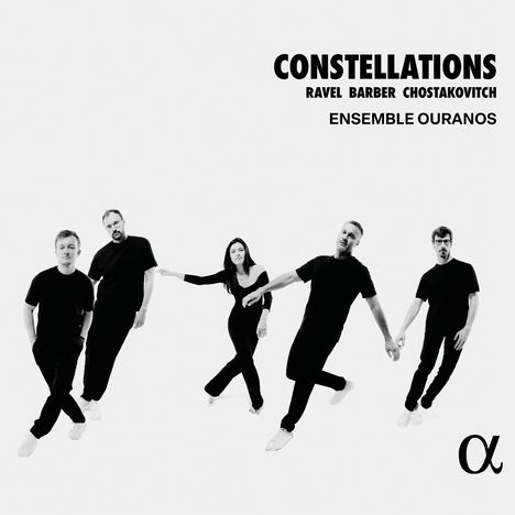 CONSTELLATIONS: RAVEL, BARBER, CHOSTAKOVITCH, ENSEMBLE OURANOS. Fünf Personen in schwarzer Kleidung halten sich an den Händen.