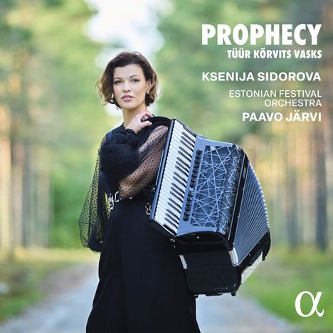 „PROPHECY“, „TÜÜR KÕRVITS VASKS“, „KSENIJA SIDOROVA“, „ESTONIAN FESTIVAL ORCHESTRA“, „PAAVO JÄRVI“. Frau mit Akkordeon auf Waldweg.