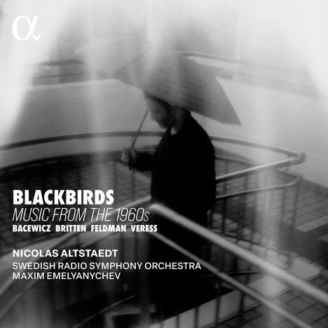 "BLACKBIRDS Music from the 1960s. Bacewicz, Britten, Feldman, Veress. Nicolas Altstaedt, Swedish Radio Symphony Orchestra, Maxim Emelyanychev."  
Ein verschwommenes Schwarz-Weiß-Bild eines Mannes mit Regenschirm, im Hintergrund eine Treppe.