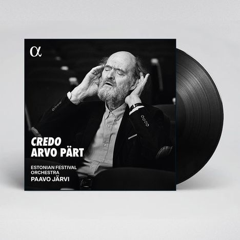 "CREDO, ARVO PÄRT, ESTONIAN FESTIVAL ORCHESTRA, PAAVO JÄRVI." Schwarz-weiß Bild eines Mannes mit geschlossenen Augen.