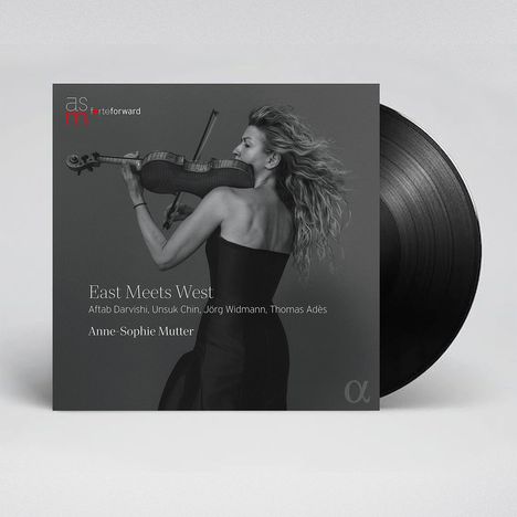 "East Meets West" steht in der Mitte. Anne-Sophie Mutter spielt Geige mit fließendem Haar im Profil.