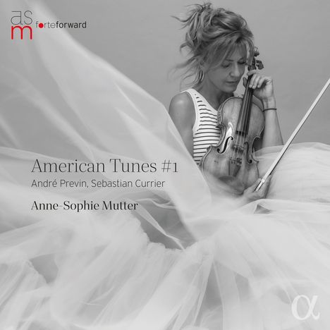 "American Tunes #1" - André Previn, Sebastian Currier, Anne-Sophie Mutter. Schwarz-weiß Foto einer Frau mit Geige.